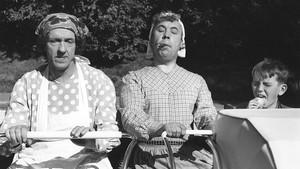 Pekka ja Pätkä puistotäteinä